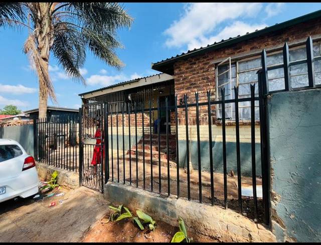 8 BEDROOM HOUSE FOR SALE IN BEZUIDENHOUT VALLEY